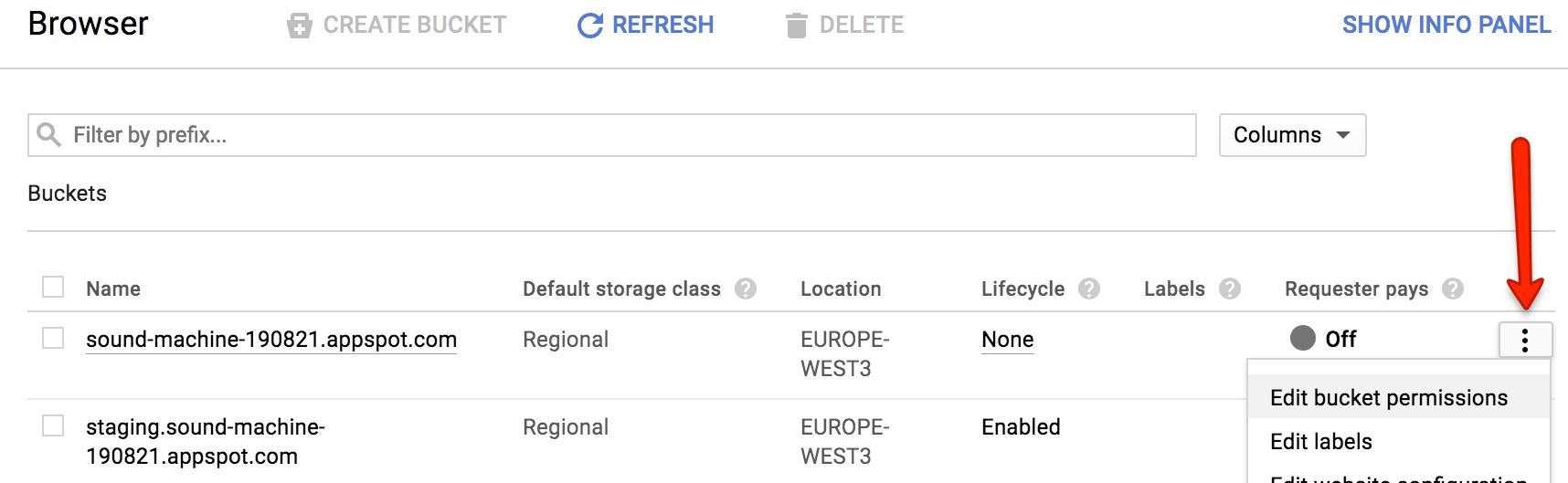 Os compartimentos disponíveis no Console de armazenamento do Google. Localize um bucket e clique no símbolo vertical de três pontos para abrir o menu suspenso que permite editar as permissões do bucket.