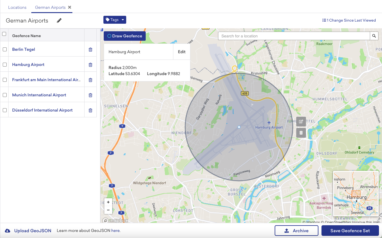 Conjunto de geofences de aeroportos alemães com um usuário desenhando um raio de dois mil metros no mapa para o Aeroporto de Hamburgo.